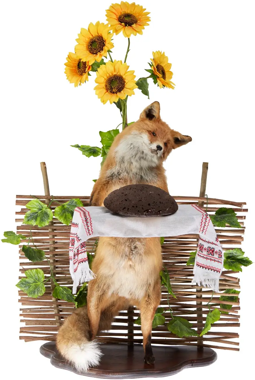 Опудало Лис з хлібом