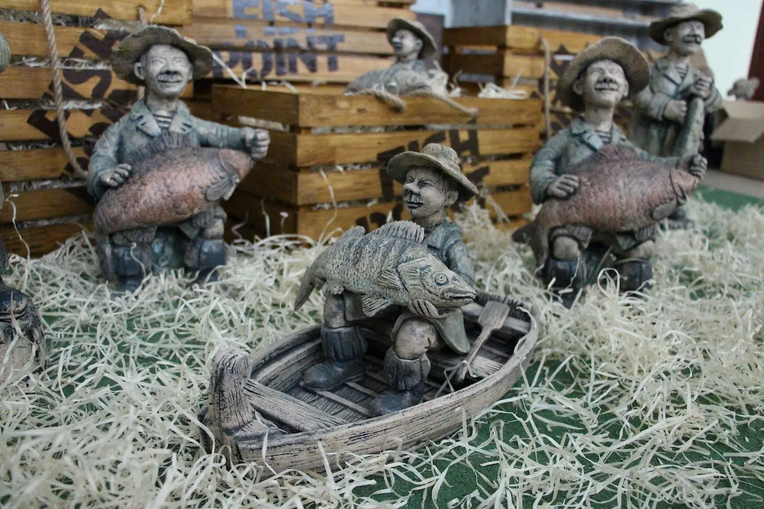 Скульптура Fish Point "Судачник у човні"